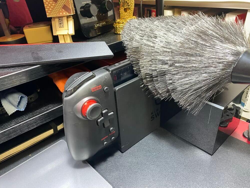 cleaning-brush-to-clean-the-desk-g